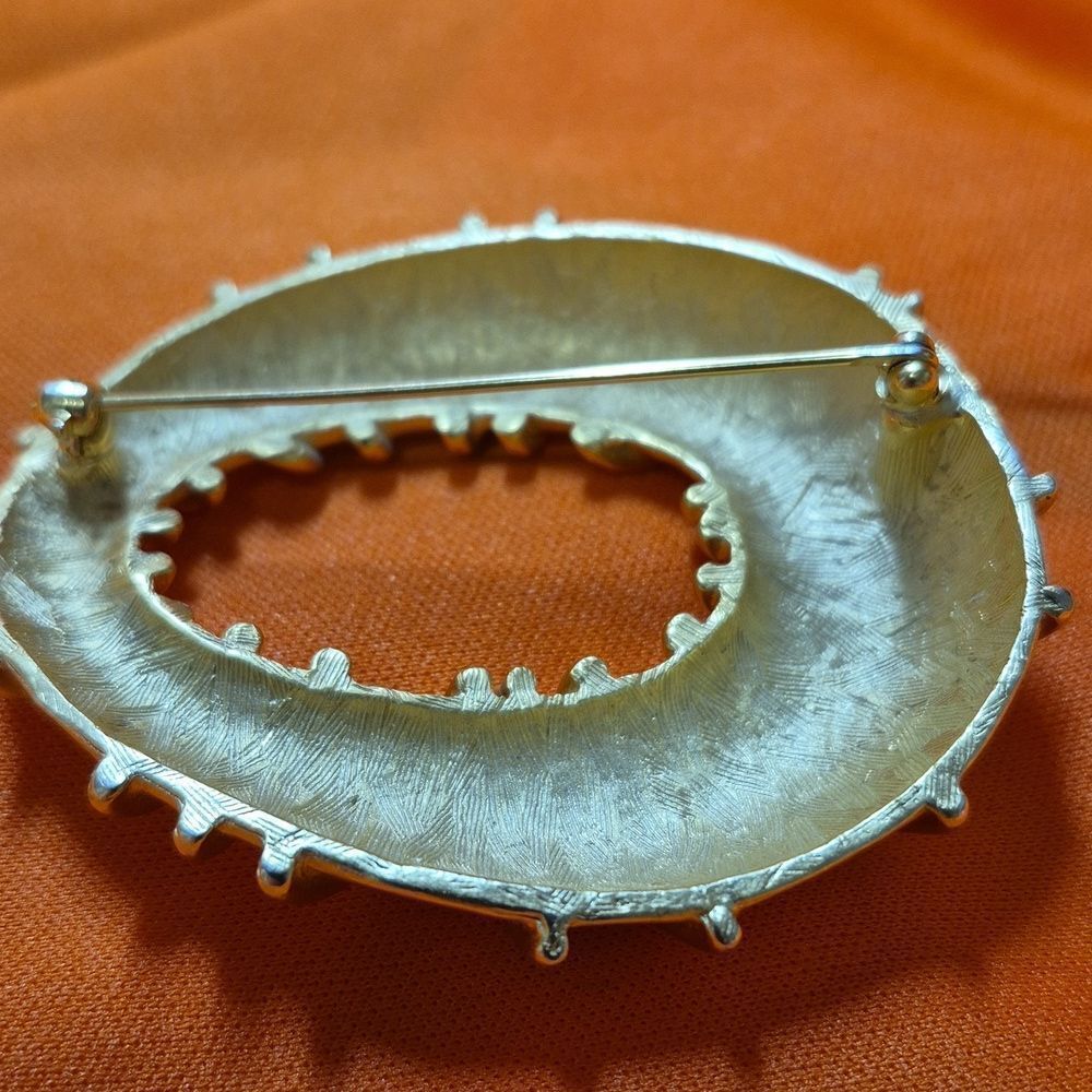 Gold Tone Circular Shape Retro Style Broach Pin - Picture 3 of 4
